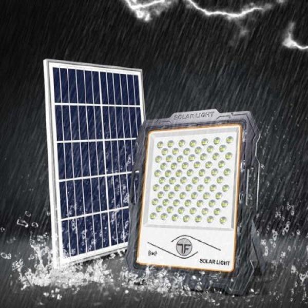 Proiector 300 W cu panou solar si camera de supraveghere