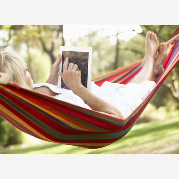 Hamac cu bara de lemn pentru o vara relaxanta